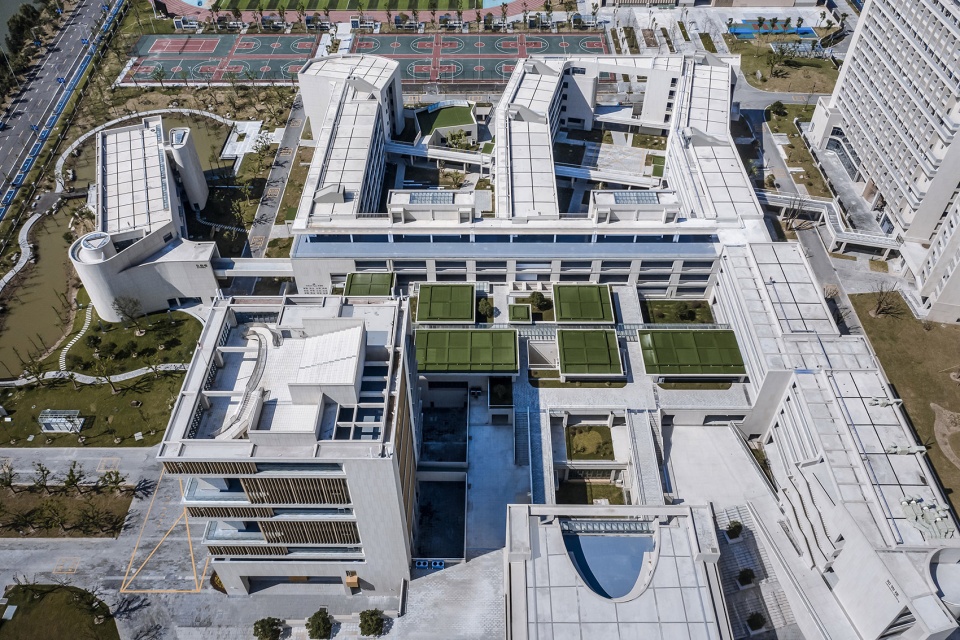 New campus of Jiangsu Jingjiang Senior High School by Rong Zhaohui 