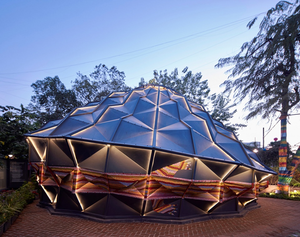 darwin bucky by andblack design studio