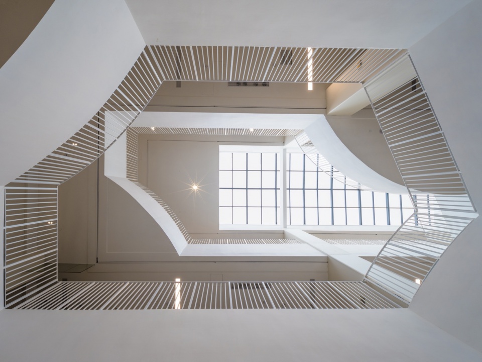 中庭仰视 wuhan basis international school interior design by wan jian deisgn