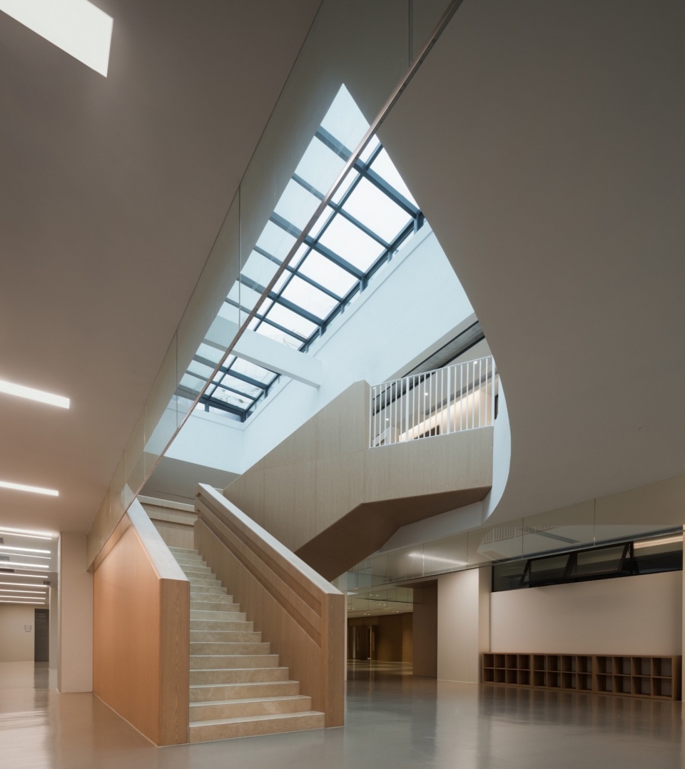 中庭3 wuhan basis international school interior design by wan jian deisgn
