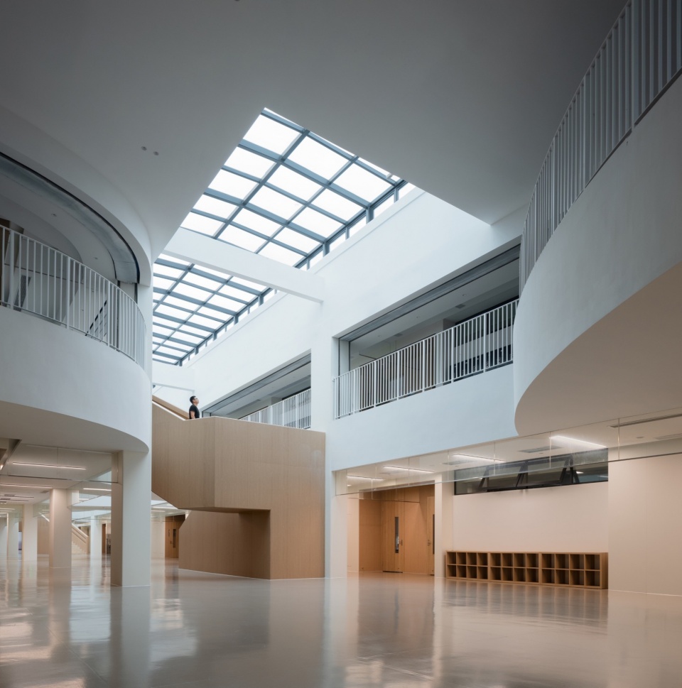 中庭4 wuhan basis international school interior design by wan jian deisgn