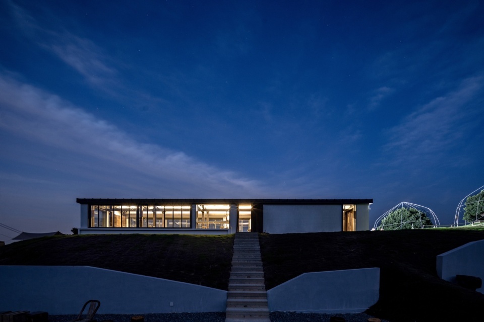 从室外西侧看向室内,View from the west side of the exterior looking into the interior @徐英达