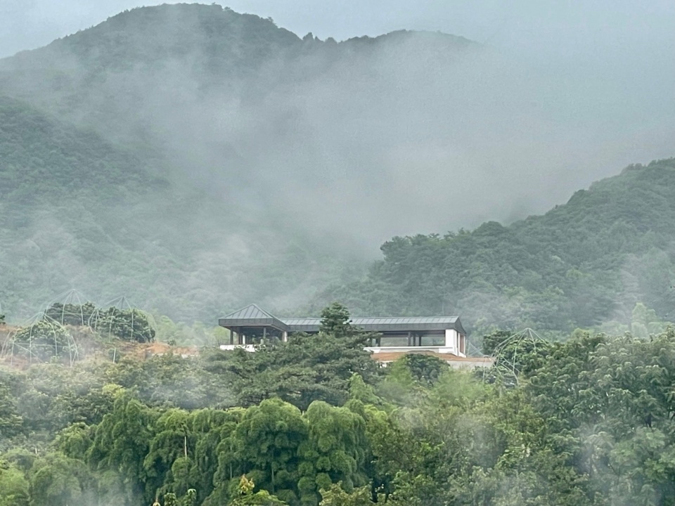 从山下看向建筑,View of the building from the bottom of the mountain @李栽培