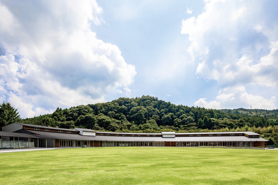 Hitachi City Nakazato Elementary and Junior High School by MIKAMI Architects fkn