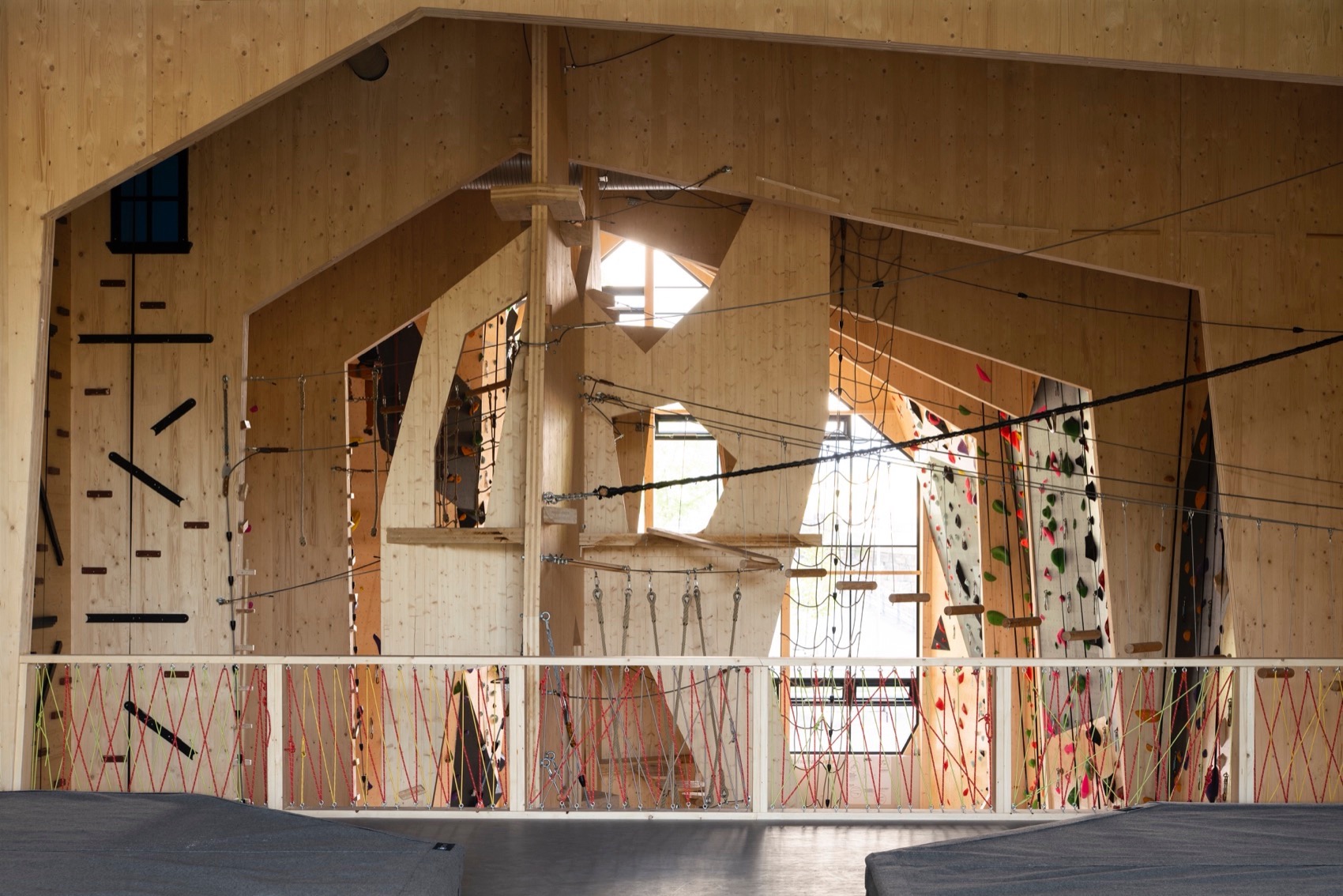 Høyt Under Taket climbing center by Snøhetta - 谷德设计网