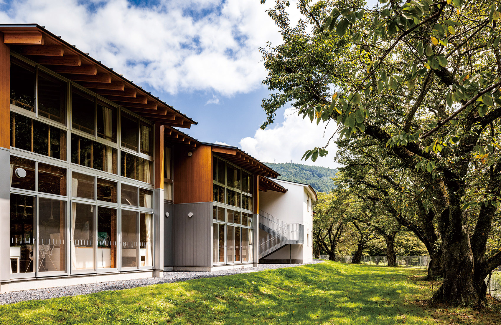 Hitachi City Nakazato Elementary and Junior High School by MIKAMI ...