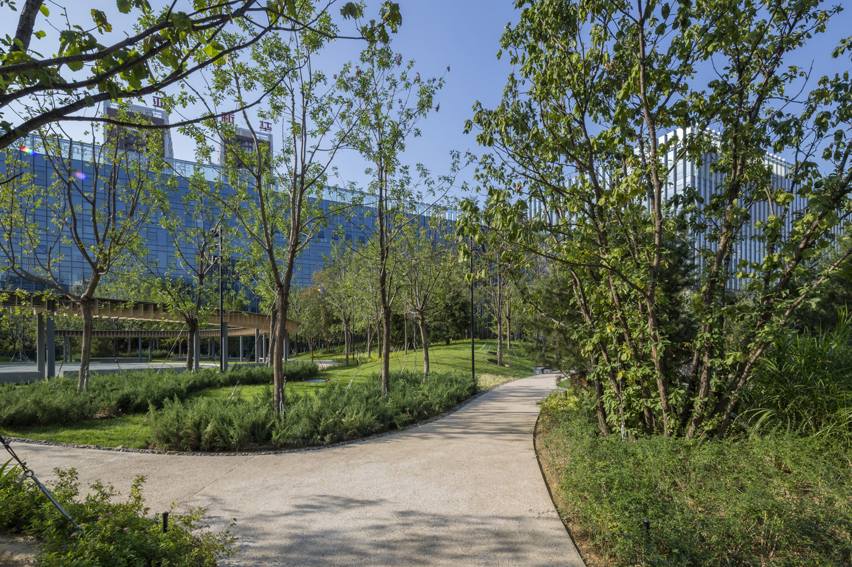 Landscape architecture design of Lei Shing Hong Center, Beijing by R ...