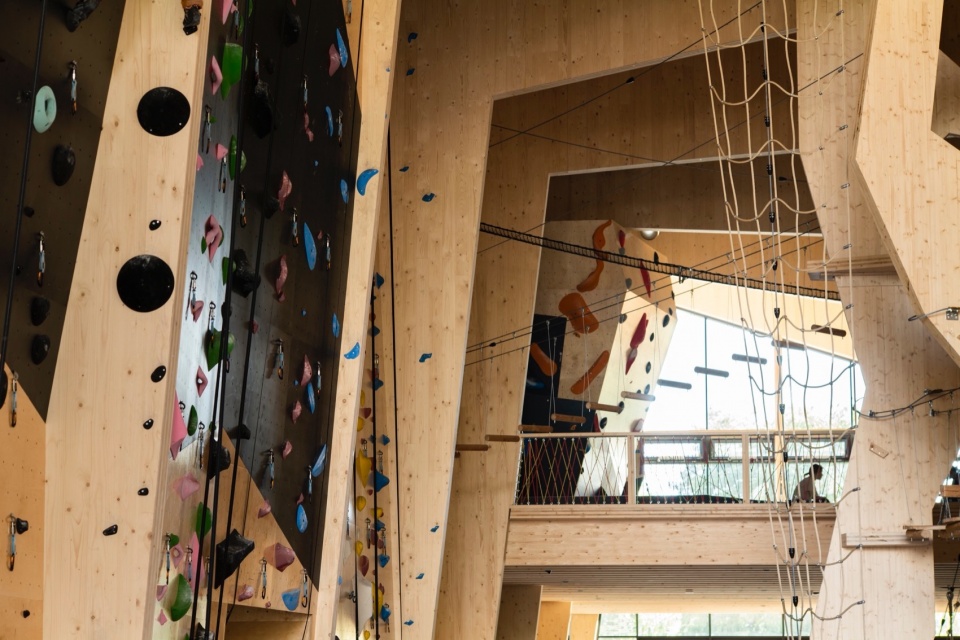 hoyt under taket climbing center by snohetta