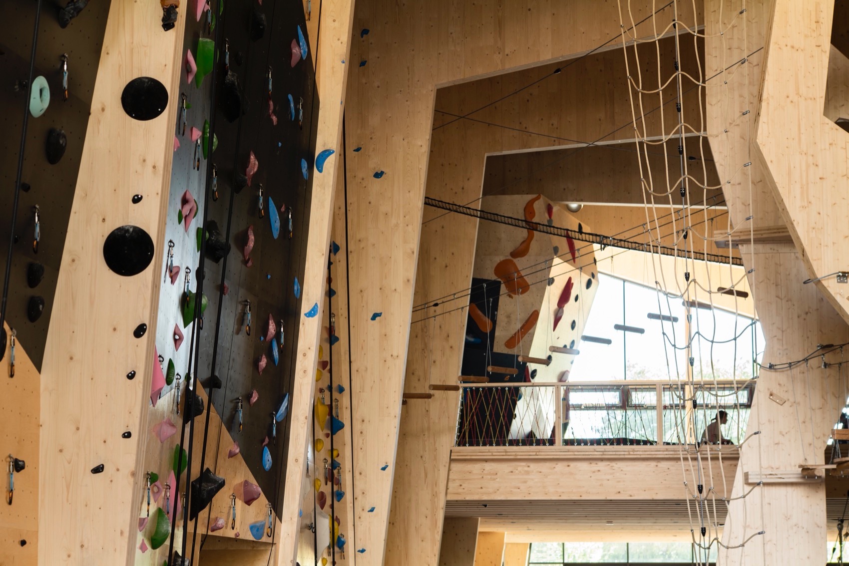 Høyt Under Taket climbing center by Snøhetta - 谷德设计网