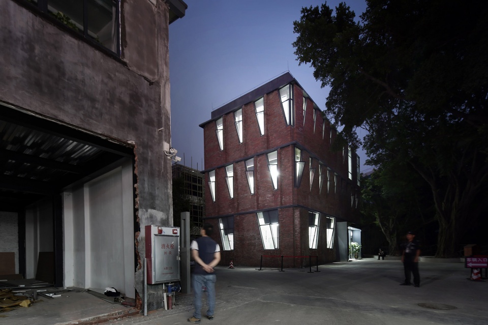 Guangzhou North Island Creative Park Management Center by Mutual Architecture