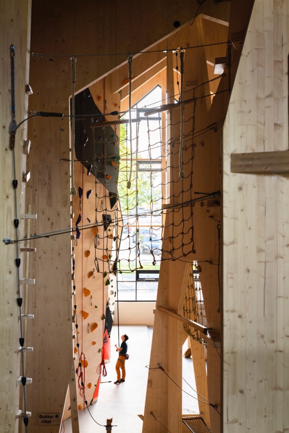 hoyt under taket climbing center by snohetta