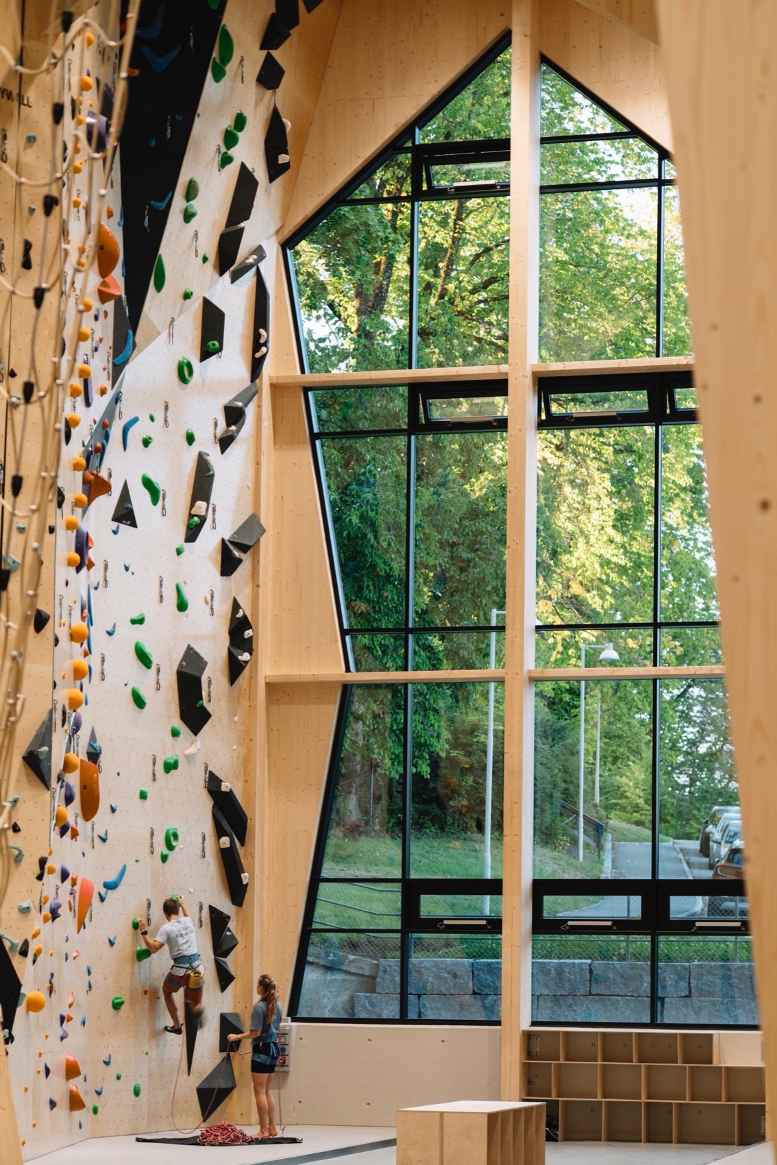 Høyt Under Taket climbing center by Snøhetta - 谷德设计网
