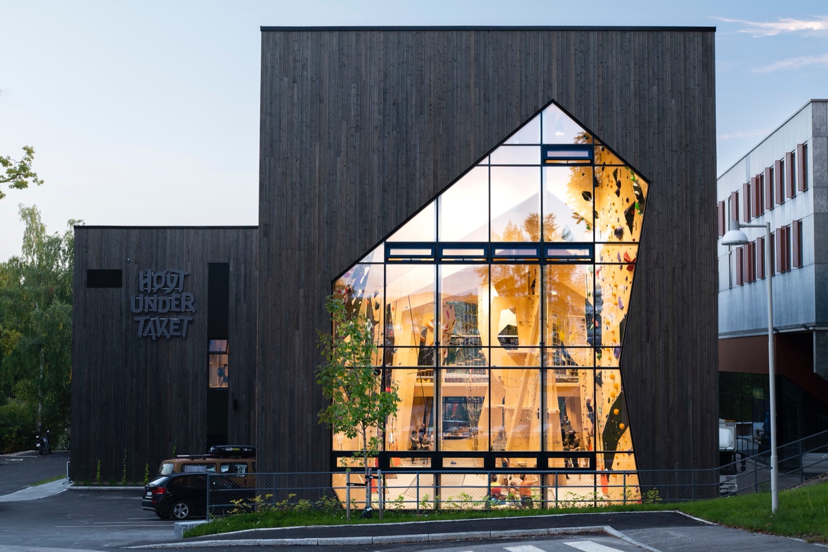 Høyt Under Taket climbing center by Snøhetta - 谷德设计网