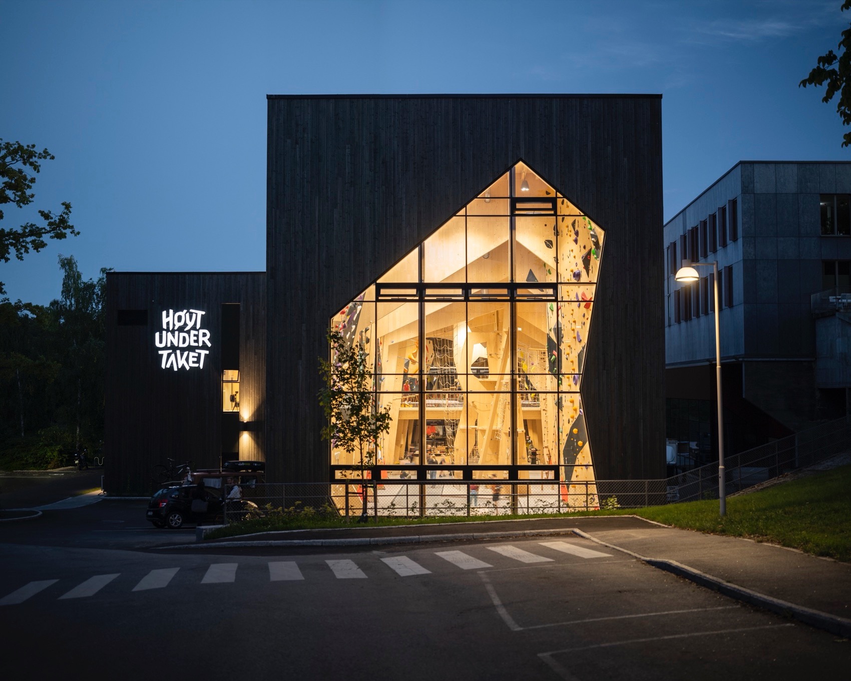 Høyt Under Taket climbing center by Snøhetta - 谷德设计网