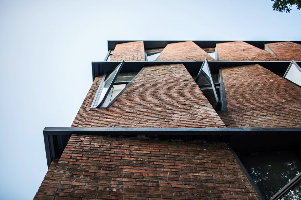 Guangzhou North Island Creative Park Management Center by Mutual Architecture