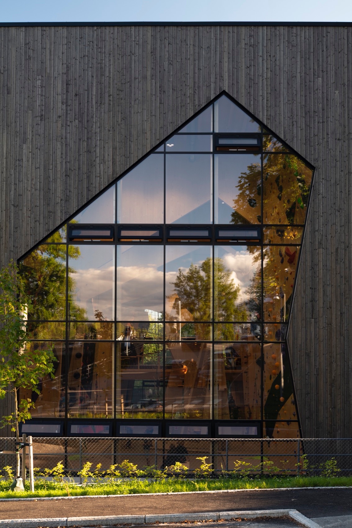 Høyt Under Taket climbing center by Snøhetta - 谷德设计网