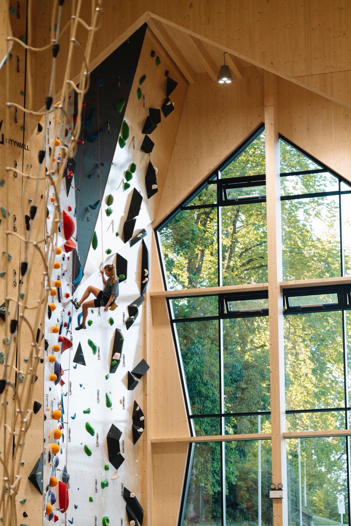 Høyt Under Taket climbing center by Snøhetta - 谷德设计网