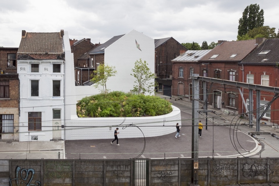 memorial garden in charleroi by reservoir a