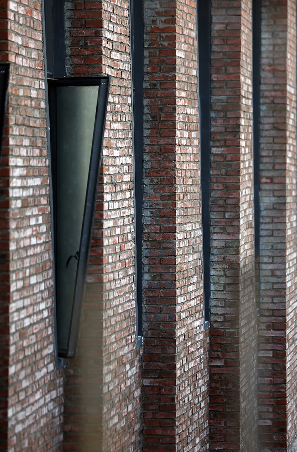 Guangzhou North Island Creative Park Management Center by Mutual Architecture