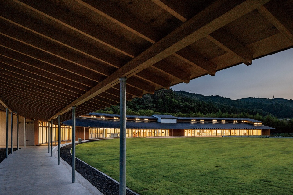 Hitachi City Nakazato Elementary and Junior High School by MIKAMI Architects zr1