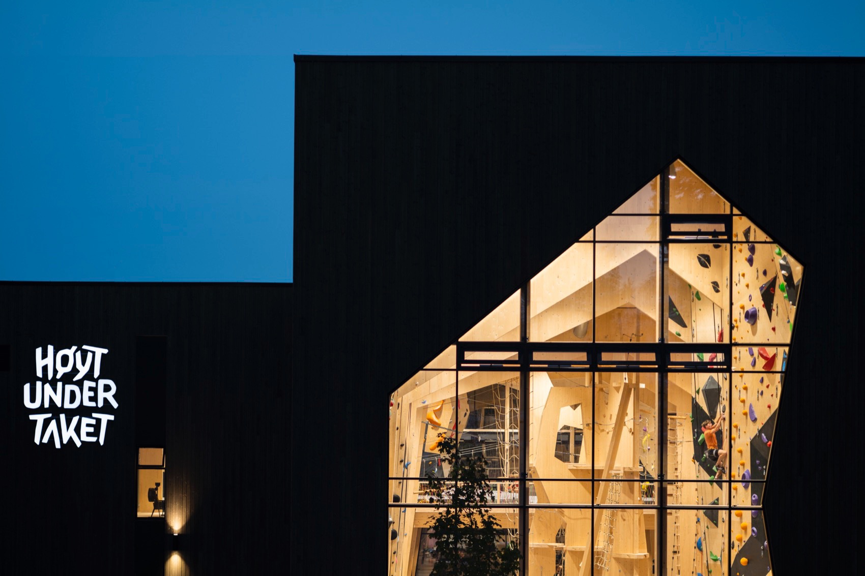 Høyt Under Taket climbing center by Snøhetta - 谷德设计网