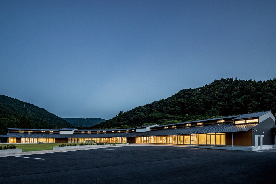 Hitachi City Nakazato Elementary and Junior High School by MIKAMI Architects zms