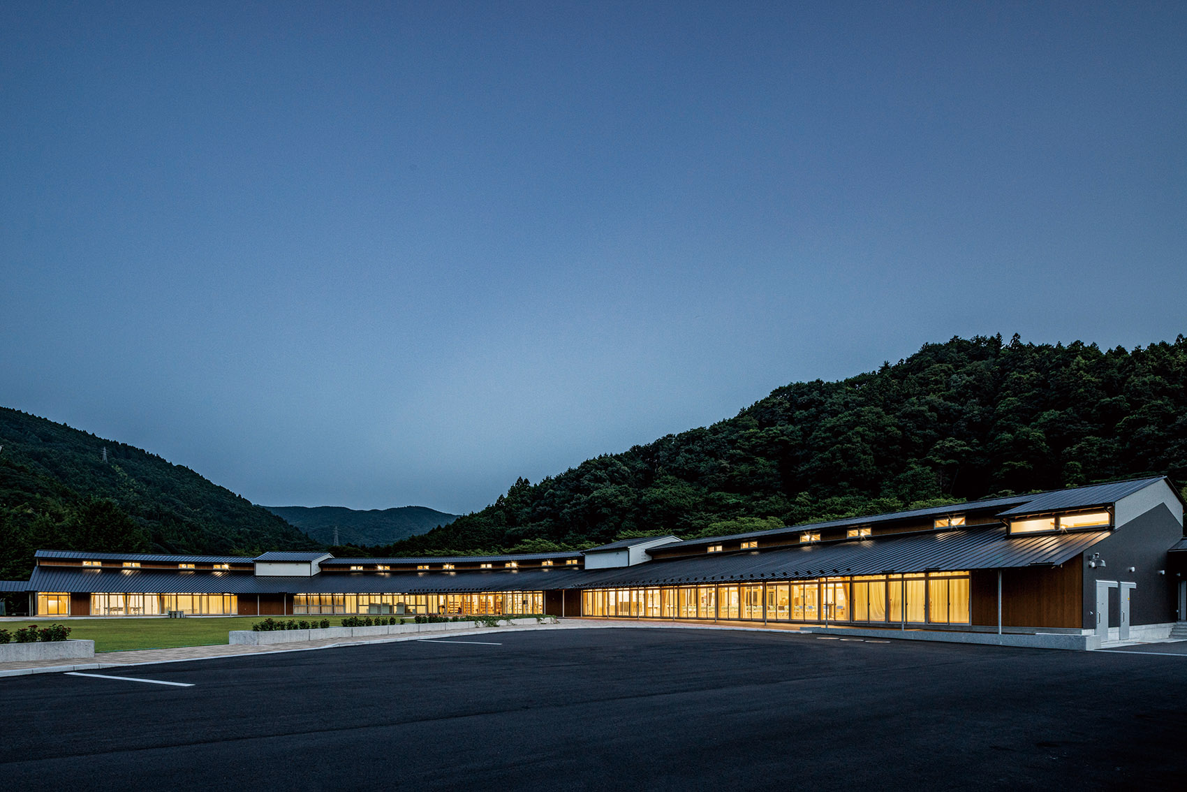 Hitachi City Nakazato Elementary and Junior High School by MIKAMI ...