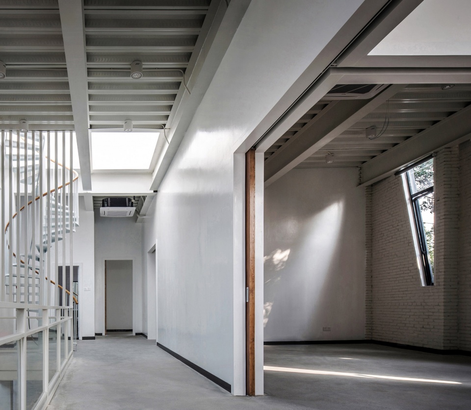 Guangzhou North Island Creative Park Management Center by Mutual Architecture