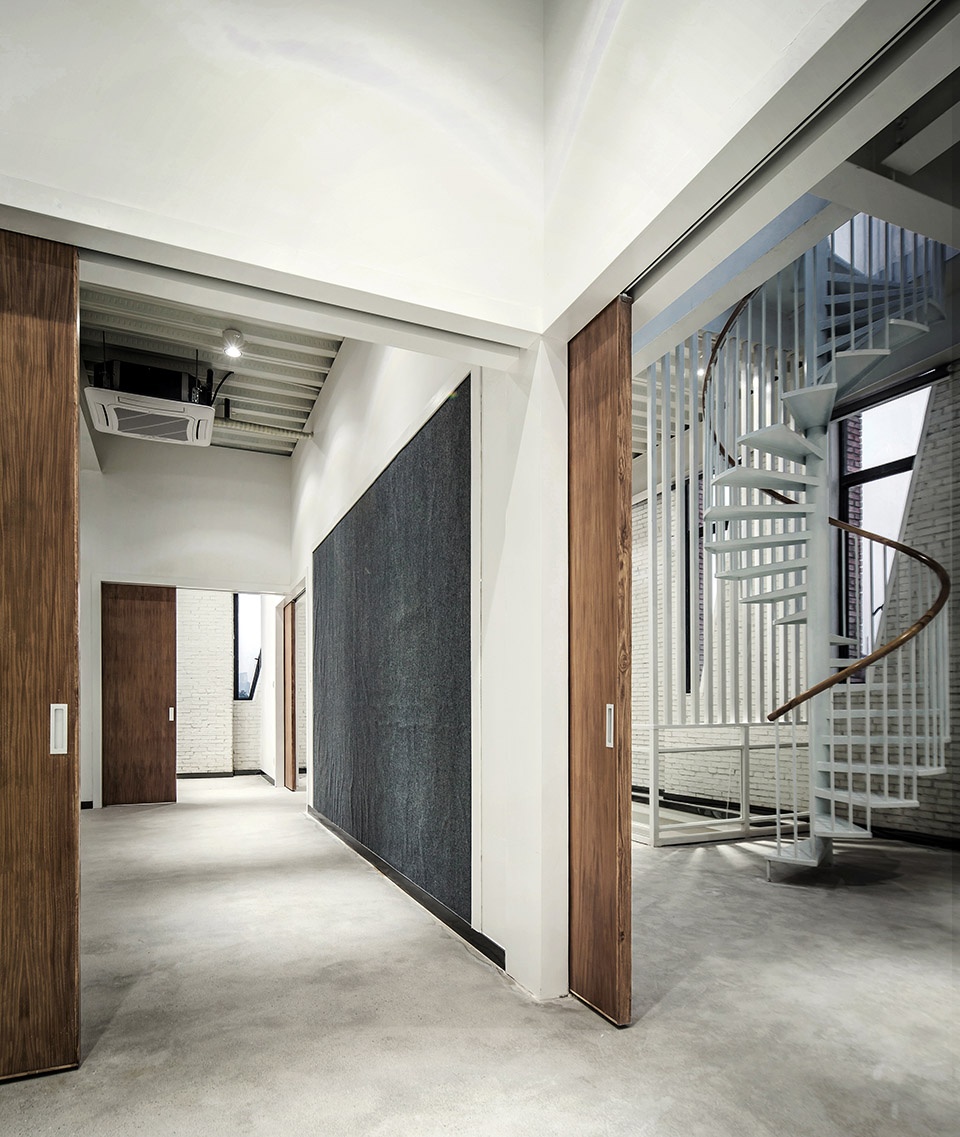 Guangzhou North Island Creative Park Management Center by Mutual Architecture