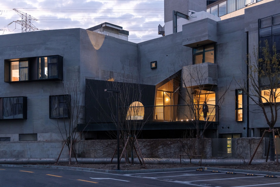 building in the cracks shanghai by benzhe architecture design