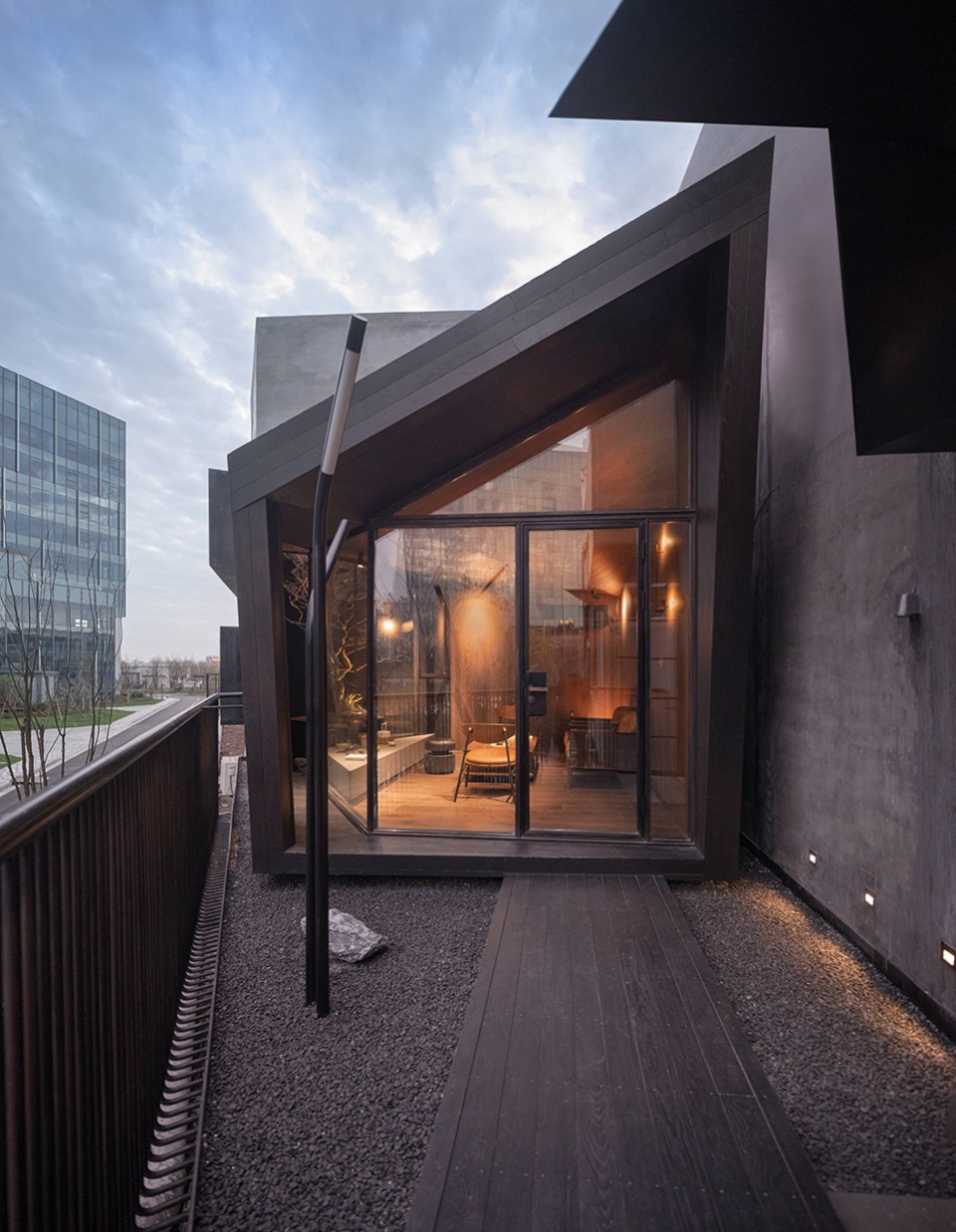 building in the cracks shanghai by benzhe architecture design
