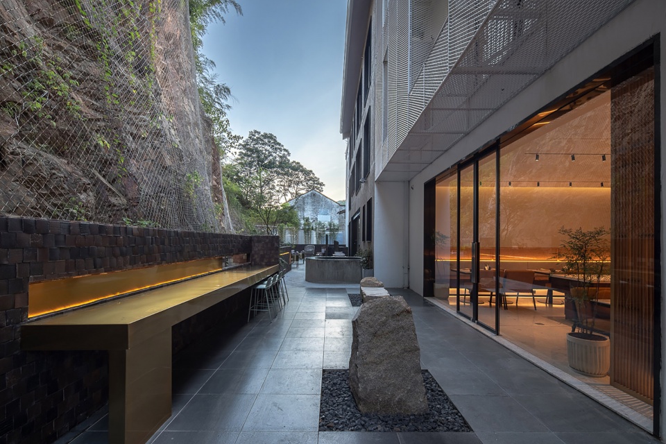 yixing 23 bay rock hotel by su architects