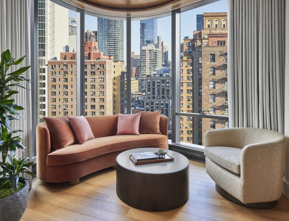 West PMW One Bedroom Suite Skyline Corner Sitting Room Day © Pendry Manhattan