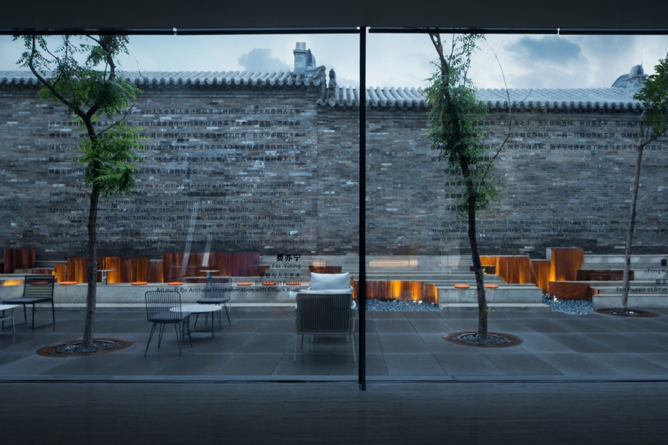 从建筑内部望向街巷 nianxia art center
