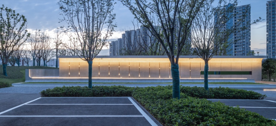 以清水混凝土景墙展示校园历史©张锦影像工作室