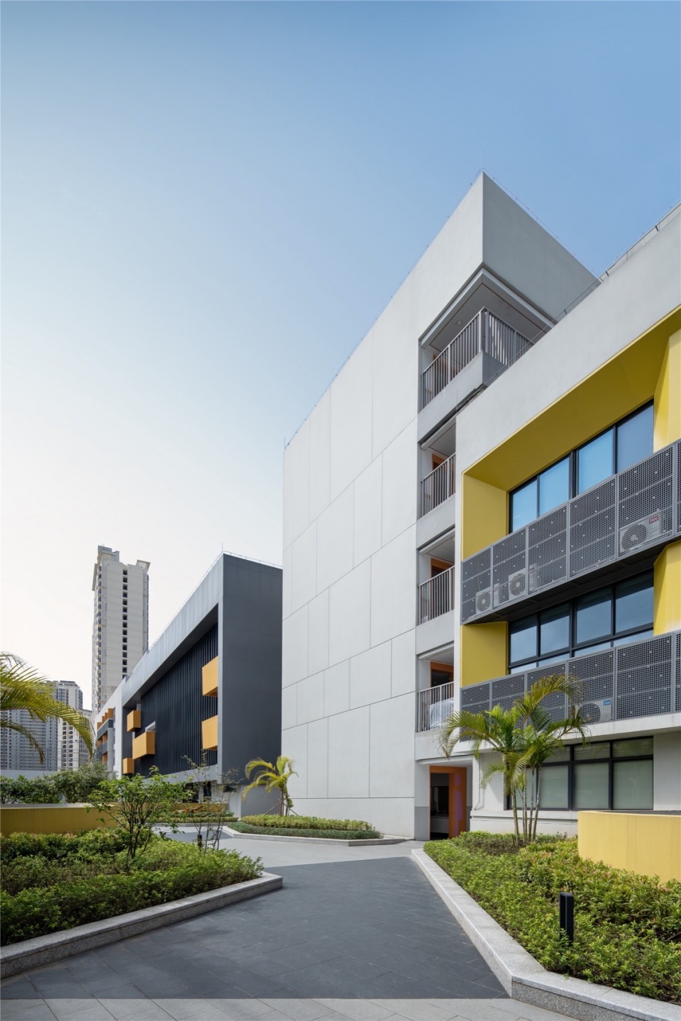 图10 连接新教学楼与运动场的活动长街 shenzhen pingshan keyuan experiment school by cmad architects