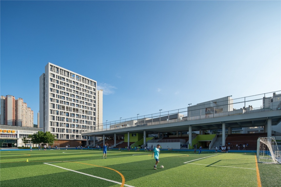 图14 无风雨千人看台 shenzhen pingshan keyuan experiment school by cmad architects