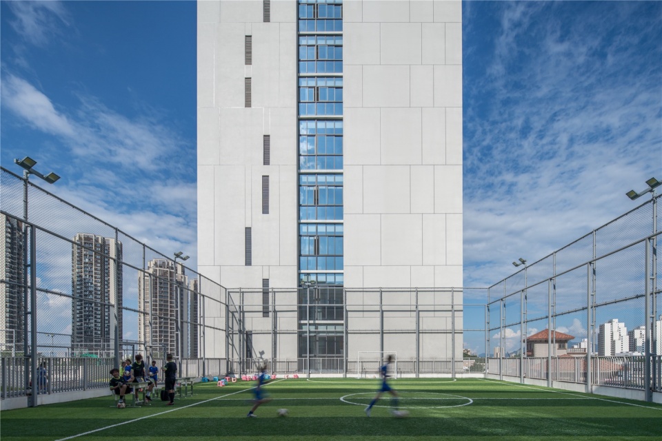 图16 屋面足球练习场 shenzhen pingshan keyuan experiment school by cmad architects