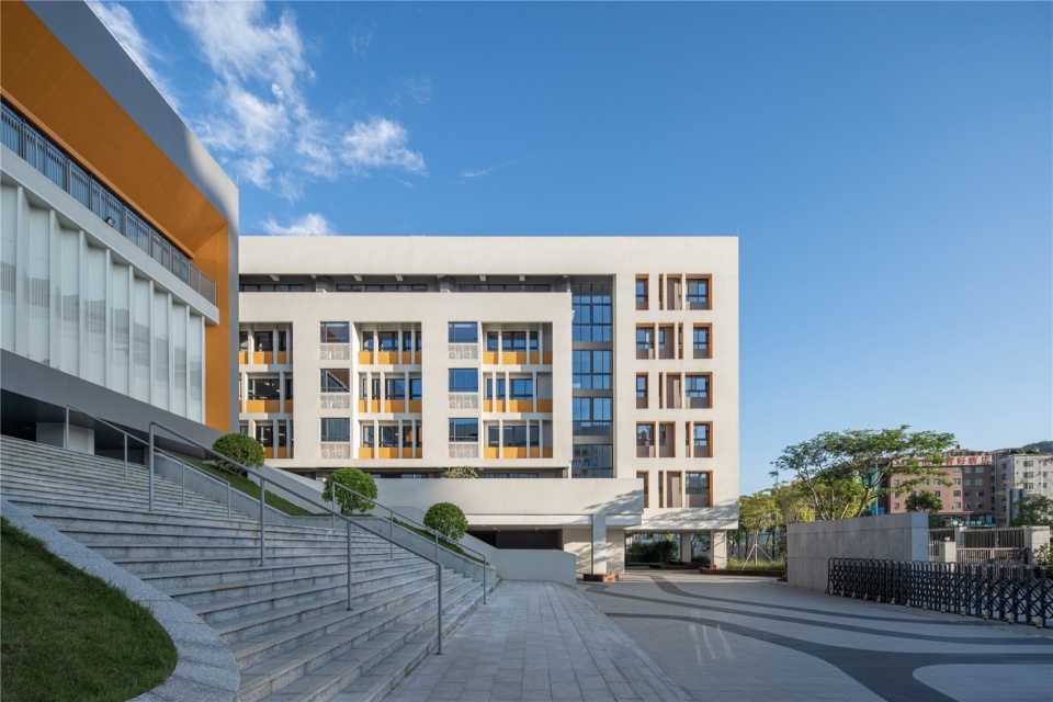 图17 图书馆通过入口广场链接社区 shenzhen pingshan keyuan experiment school by cmad architects