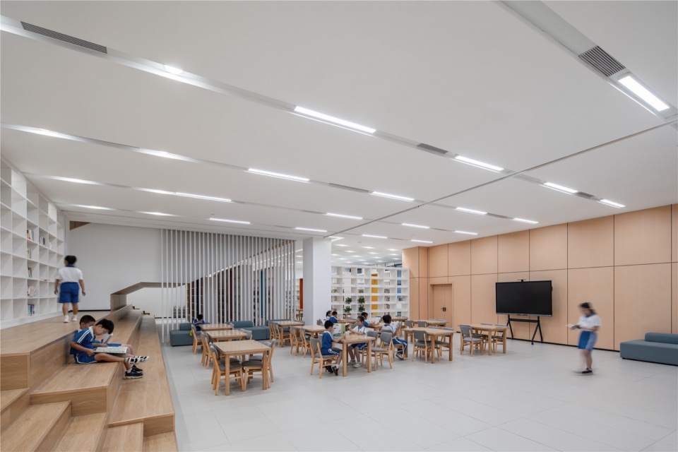 图21 多场景的阅读与活动空间 shenzhen pingshan keyuan experiment school by cmad architects