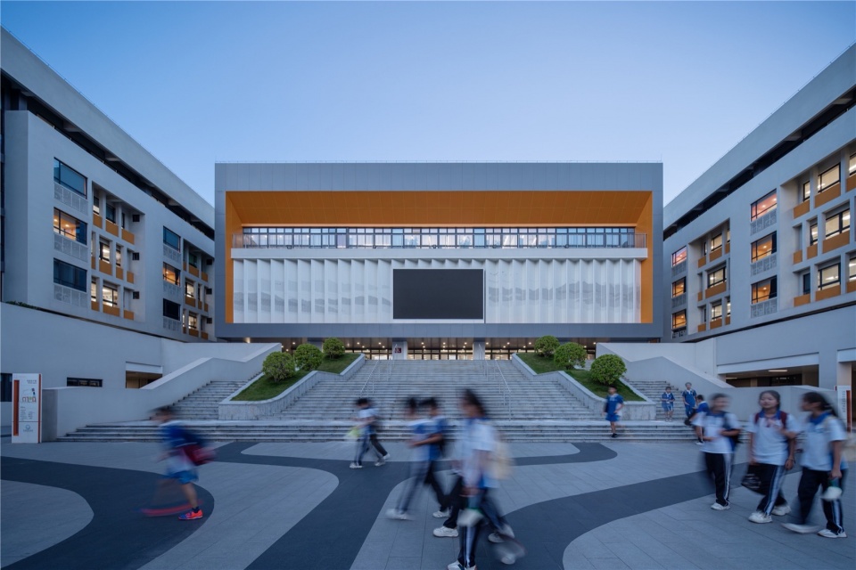 图24 主入口广场文化展示 shenzhen pingshan keyuan experiment school by cmad architects