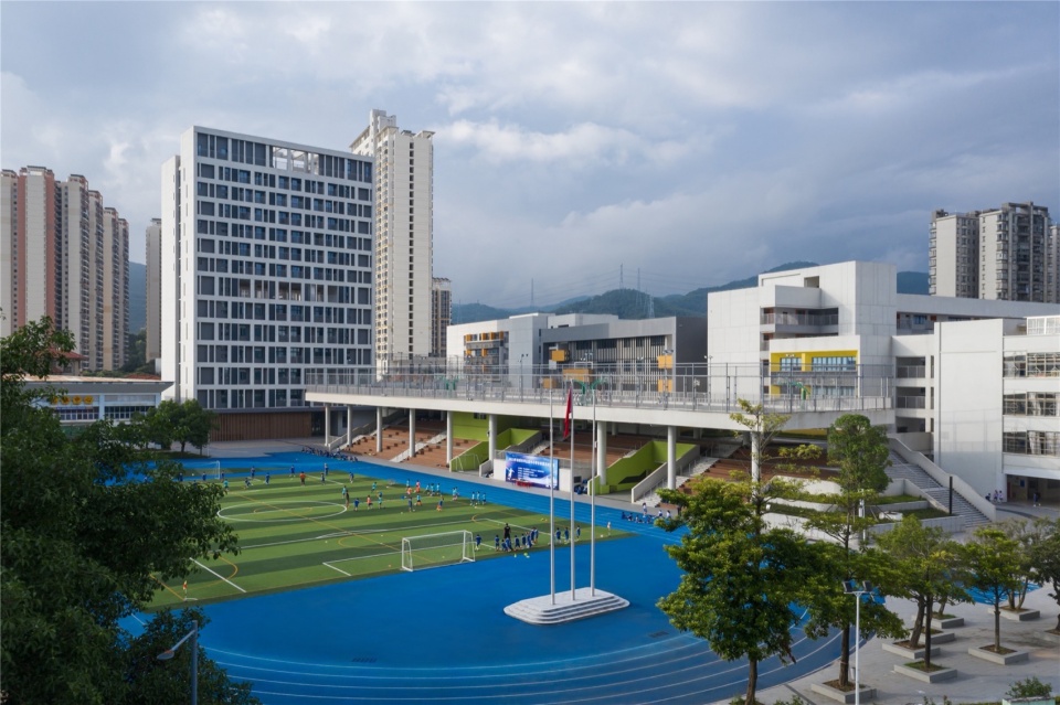 图4 从运动场望向新建教学楼 shenzhen pingshan keyuan experiment school by cmad architects