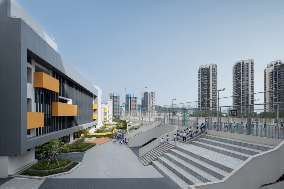 图9 连接新教学楼与运动场的活动长街 shenzhen pingshan keyuan experiment school by cmad architects