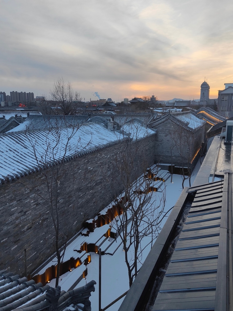 小巷道的冬日雪景 nianxia art center