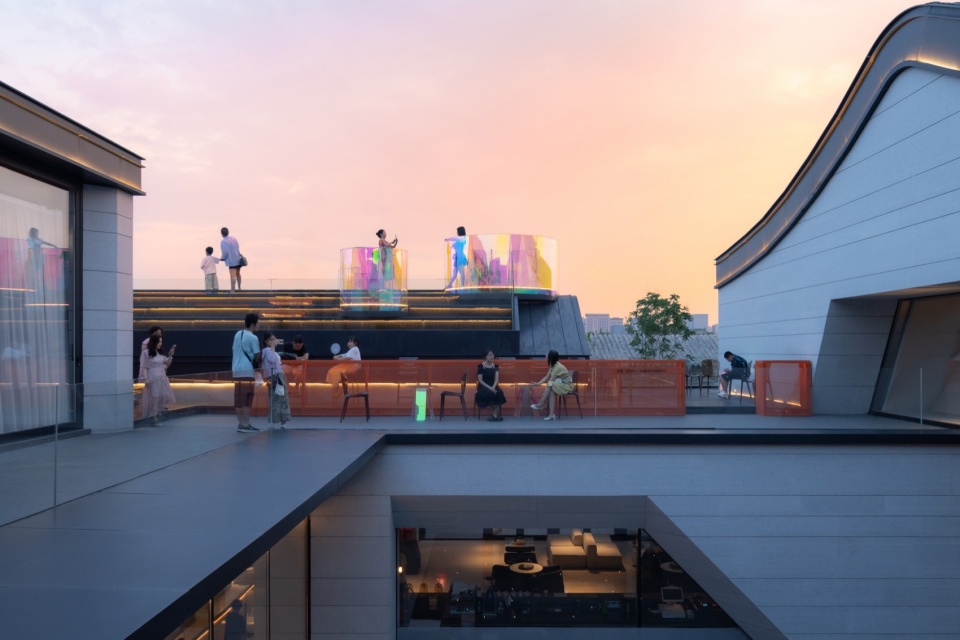 改造后的屋顶是一个可参与可观景的多功能空间 nianxia art center