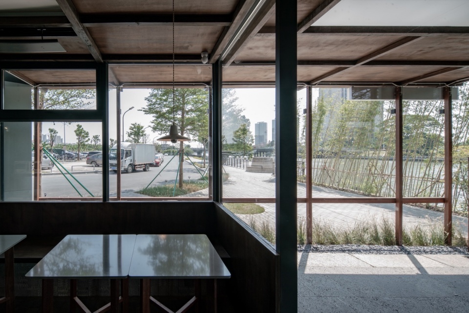 木亭下室内外状态 1 Indoor and outdoor under the wooden pavilion 1 何振中
