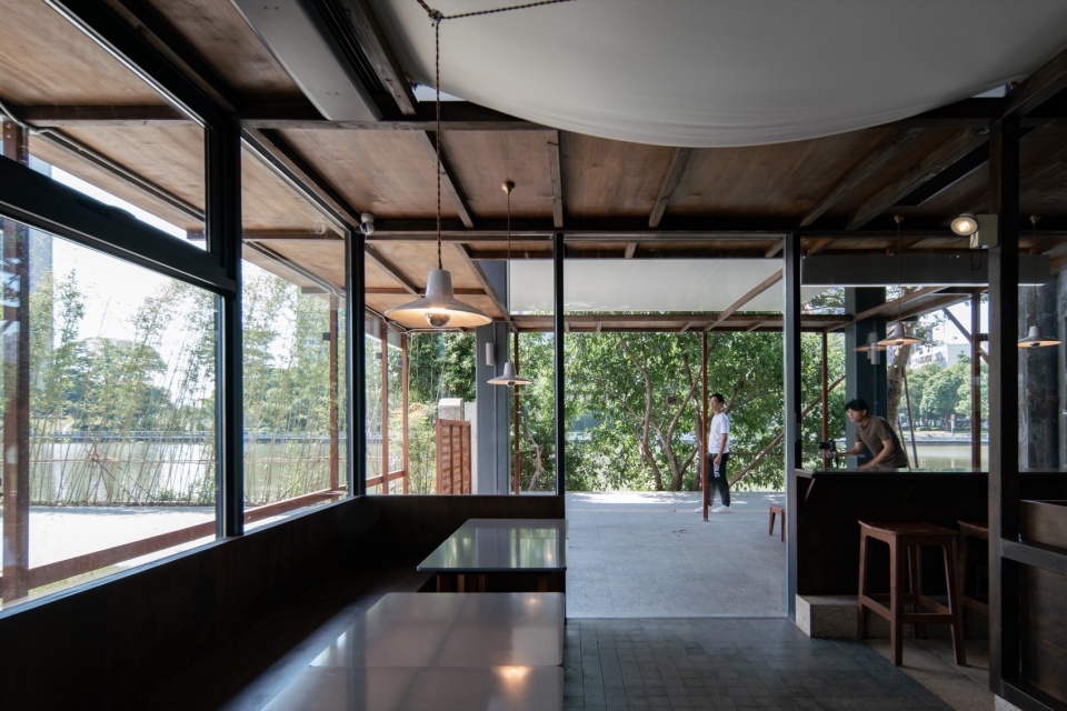 木亭下室内外状态 2 Indoor and outdoor under the wooden pavilion 2 何振中