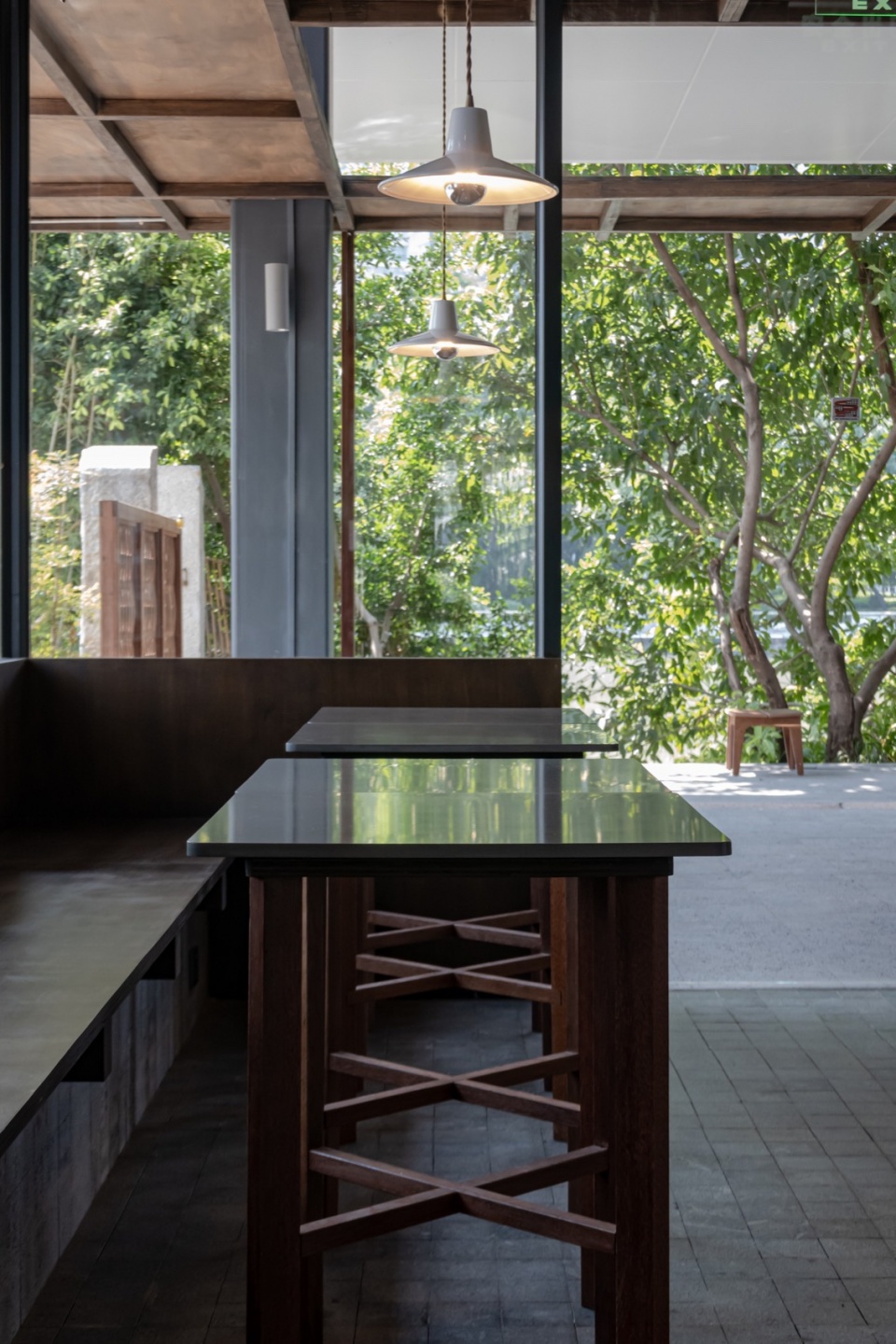 用木余料制作的桌子 1 Tables made from wood remnants 1 黄城强