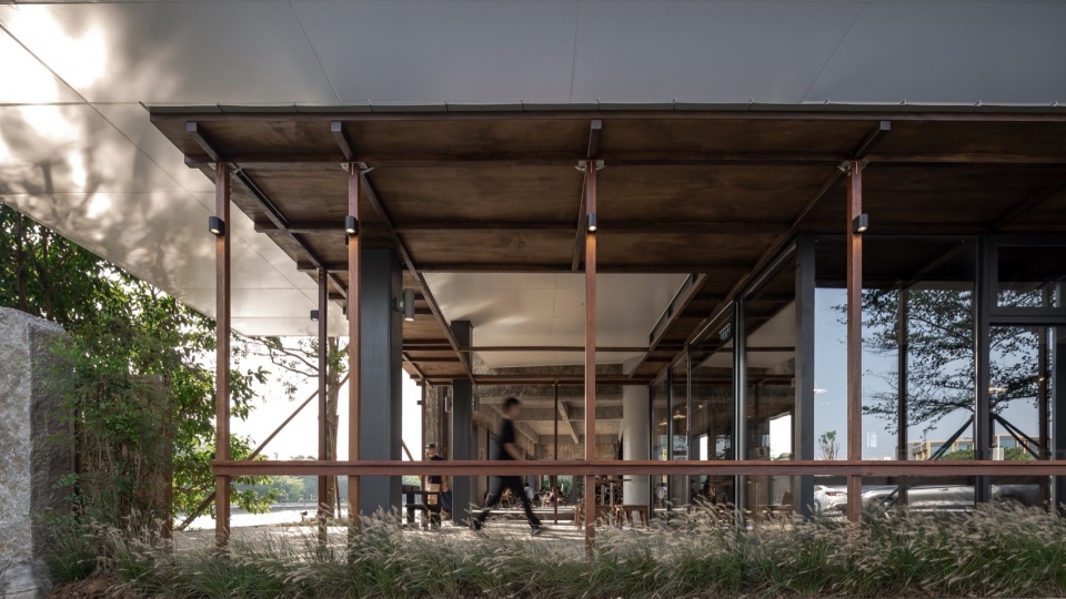 置入的木长亭,调和了中间尺度 Inserted a wooden pavilion to harmonise the scale 黄城强