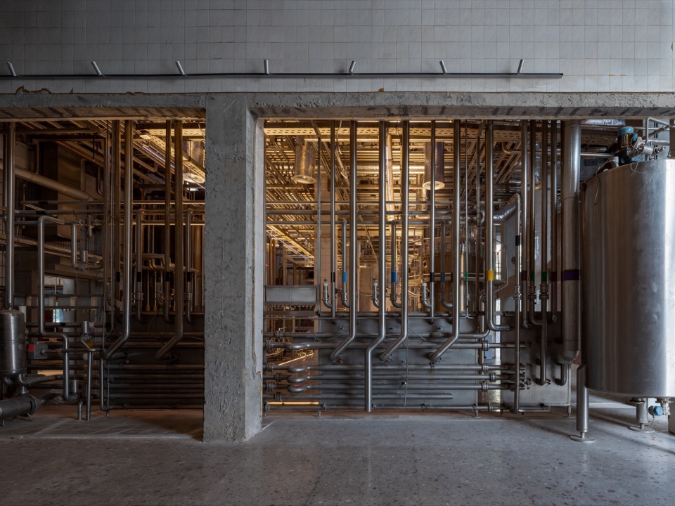 通过不锈钢多次反射照亮D2常设展厅室内空间 D2 Exhibition Hall Interior Space Lit through Multiple Reflections Among Stainless Steel Surfaces ©张超建筑摄影工作室ZC Stud...